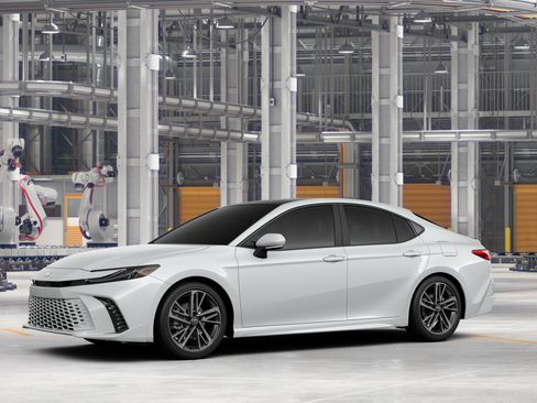 New 2026 Toyota Camry Hybrid FWD image 2