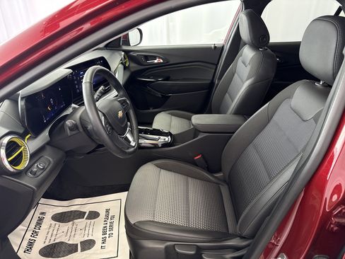 Used 2025 Chevrolet Trax LT w/ Driver Confidence Package image 7