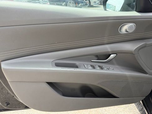 Used 2022 Hyundai Elantra SEL w/ Convenience Package FWD image 10