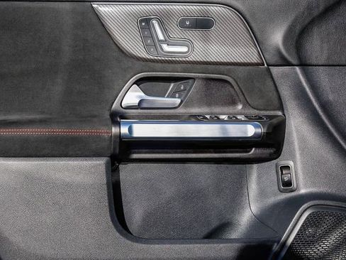 Used 2023 Mercedes-Benz GLB 250 4MATIC image 21