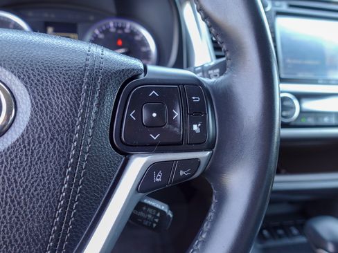 Used 2018 Toyota Highlander XLE AWD/4WD image 18