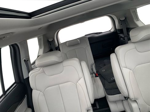 Used 2022 Jeep Grand Cherokee L Overland w/ Advanced Protech Group III image 10