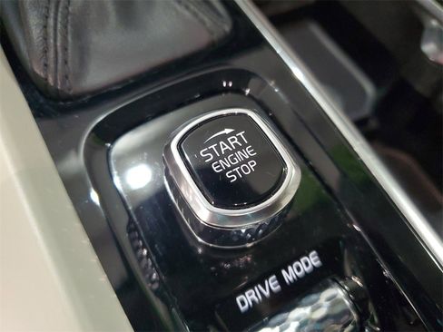 Used 2021 Volvo V60 T5 Cross Country image 24