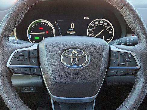 Used 2023 Toyota Sienna Platinum image 11