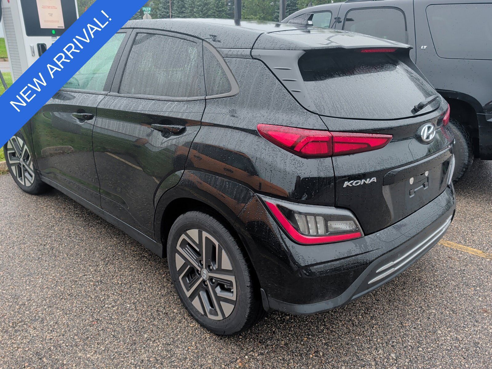 Used 2023 Hyundai Kona Limited FWD image 2