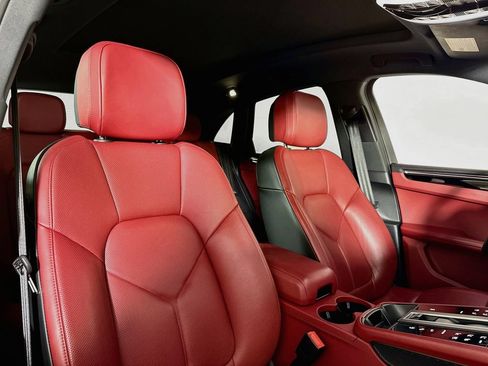 Certified 2025 Porsche Macan AWD/4WD image 18