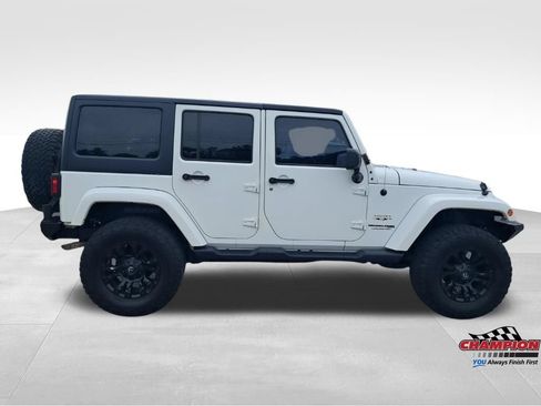 Used 2018 Jeep Wrangler Unlimited Sahara w/ Connectivity Group AWD/4WD image 10