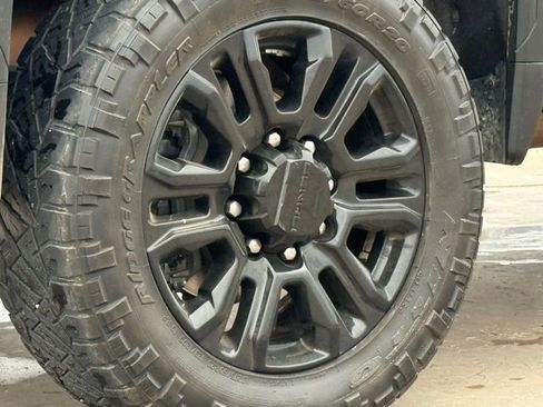 Used 2021 GMC Sierra 2500 Denali w/ Denali Black Diamond Edition AWD/4WD image 13