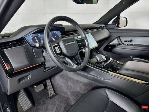 Used 2025 Land Rover Range Rover Sport SE AWD/4WD image 9