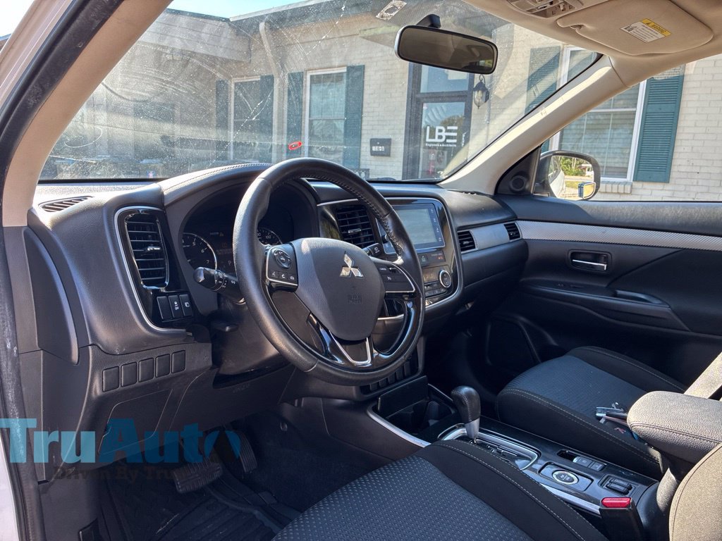 Used 2018 Mitsubishi Outlander AWD image 25