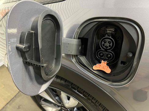 Used 2022 Chevrolet Bolt EUV LT w/ Convenience Package FWD image 13