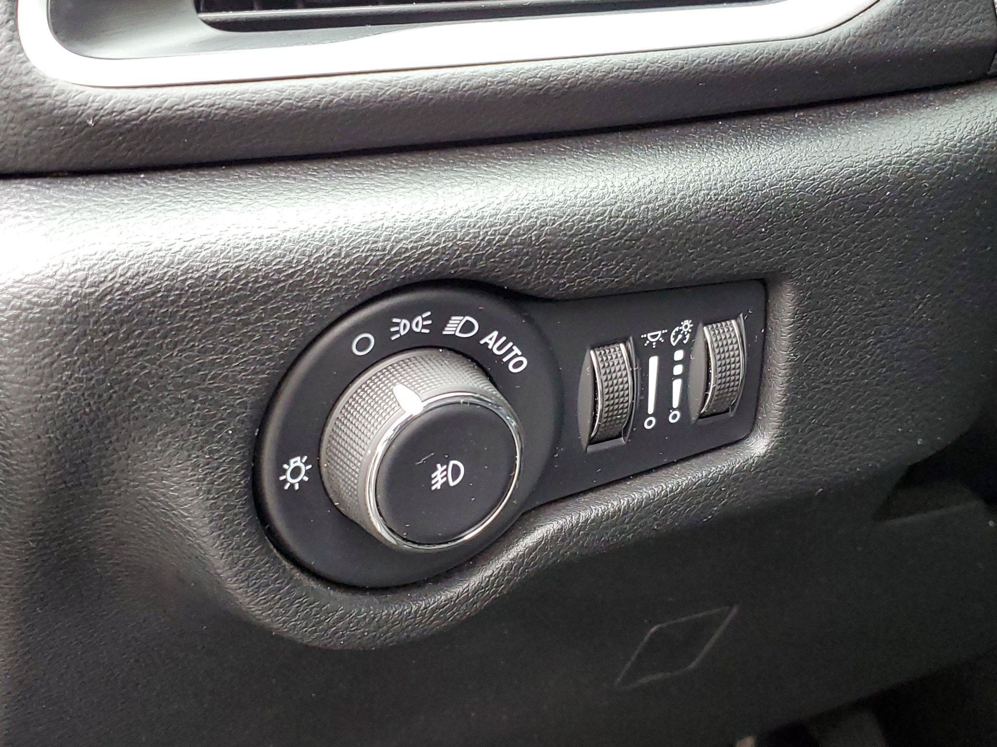 Used 2025 Chrysler Pacifica Select FWD image 8