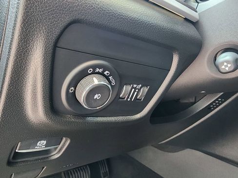 Used 2023 Jeep Grand Cherokee L Limited w/ Luxury Tech Group II RWD image 21