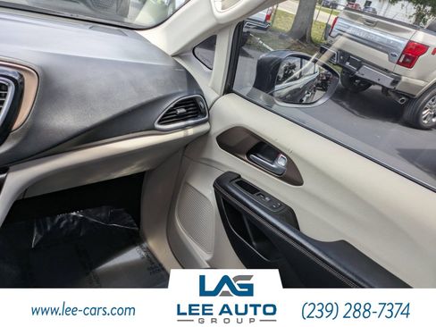 Used 2019 Chrysler Pacifica Touring-L FWD image 16