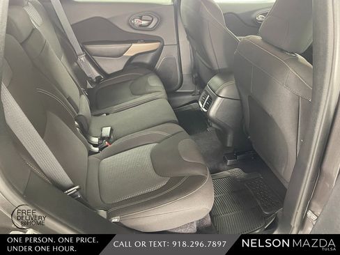 Used 2017 Jeep Cherokee Latitude w/ Safety/Convenience Group image 38