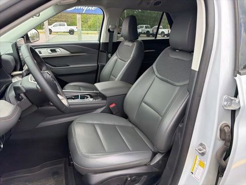 Used 2025 Ford Explorer Active w/ Active Comfort Package AWD/4WD image 9
