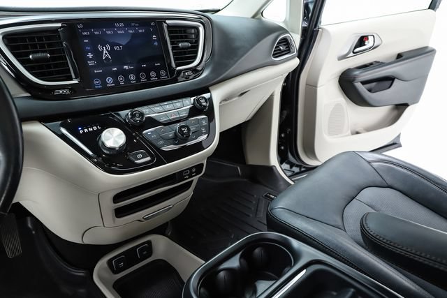 Used 2020 Chrysler Pacifica Touring-L w/ Advanced Safetytec Group FWD image 25