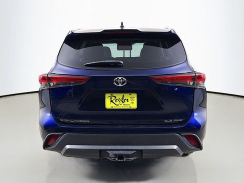 Used 2022 Toyota Highlander XLE AWD/4WD image 7