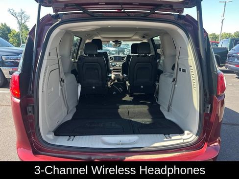 Used 2017 Chrysler Pacifica Limited FWD image 6