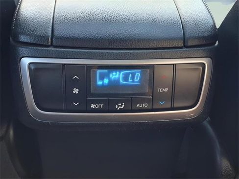 Used 2019 Toyota Highlander SE image 16