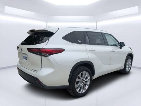 Used 2020 Toyota Highlander Limited FWD image 3