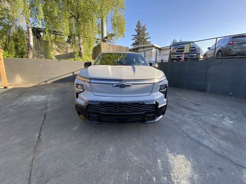 Used 2025 Chevrolet Silverado EV RST AWD/4WD image 9