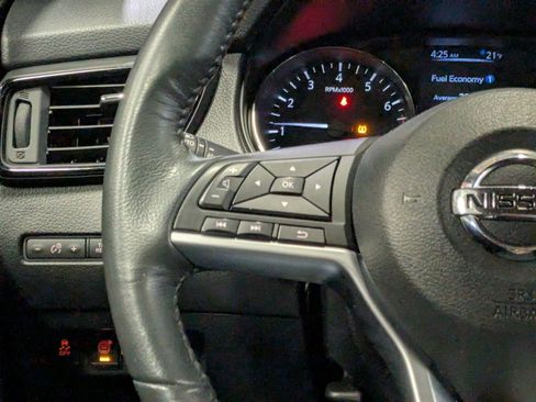 Used 2017 Nissan Rogue SV image 16