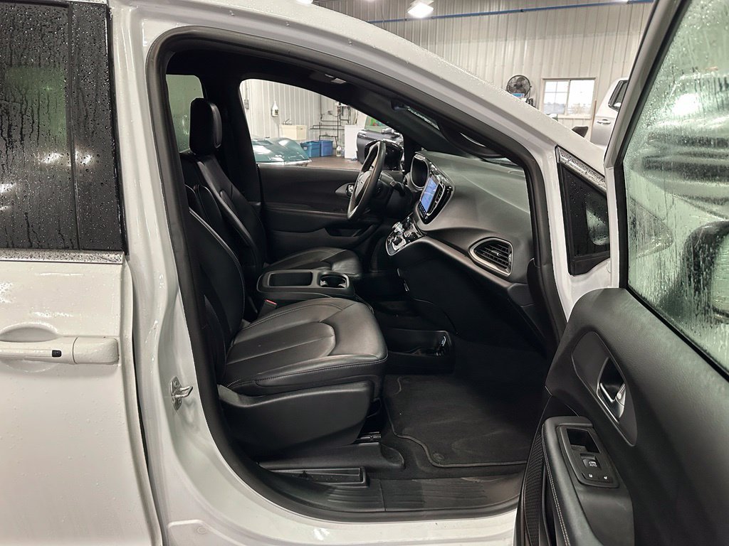 Used 2025 Chrysler Pacifica Select FWD image 27