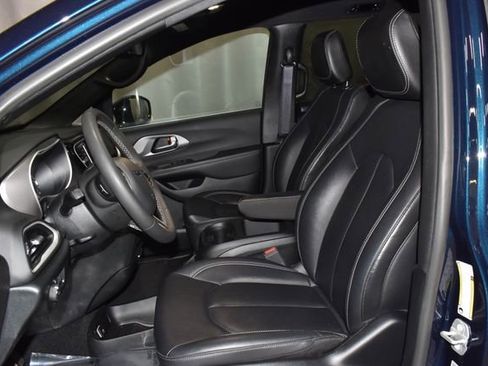 Certified 2025 Chrysler Pacifica Select image 12