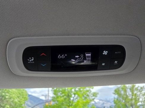 Used 2023 Chrysler Pacifica Touring-L FWD image 19