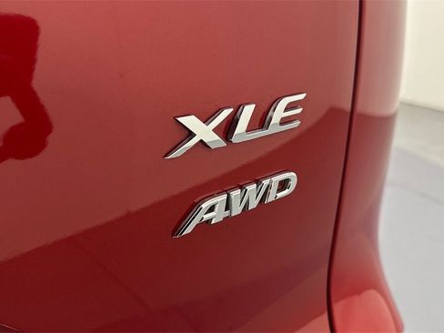 Used 2022 Toyota Corolla Cross XLE image 19