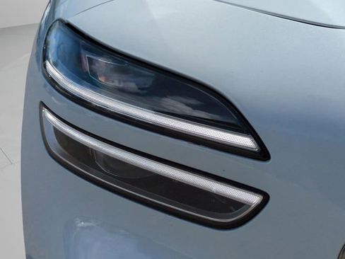 Used 2025 Genesis G70 2.5T image 9