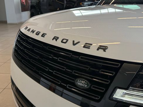 Used 2025 Land Rover Range Rover SE image 12