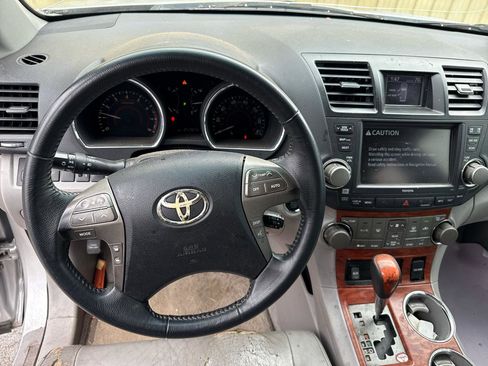 Used 2010 Toyota Highlander Limited FWD image 16