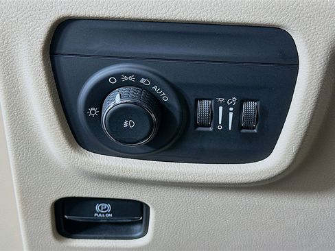 Used 2022 Jeep Grand Cherokee L Limited w/ Luxury Tech Group II image 17