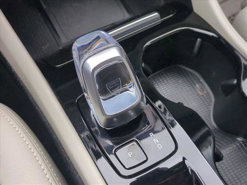 Used 2024 Volvo XC40 B5 Plus w/ Protection Package Premier AWD/4WD image 12