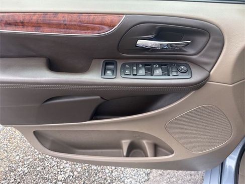 Used 2013 Chrysler Town & Country Touring image 13