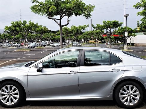 Used 2018 Toyota Camry LE FWD image 2