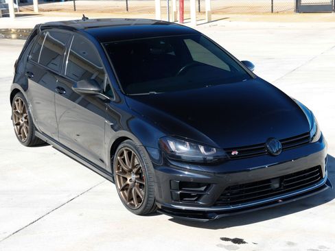 Used 2017 Volkswagen Golf R 4-Door image 18