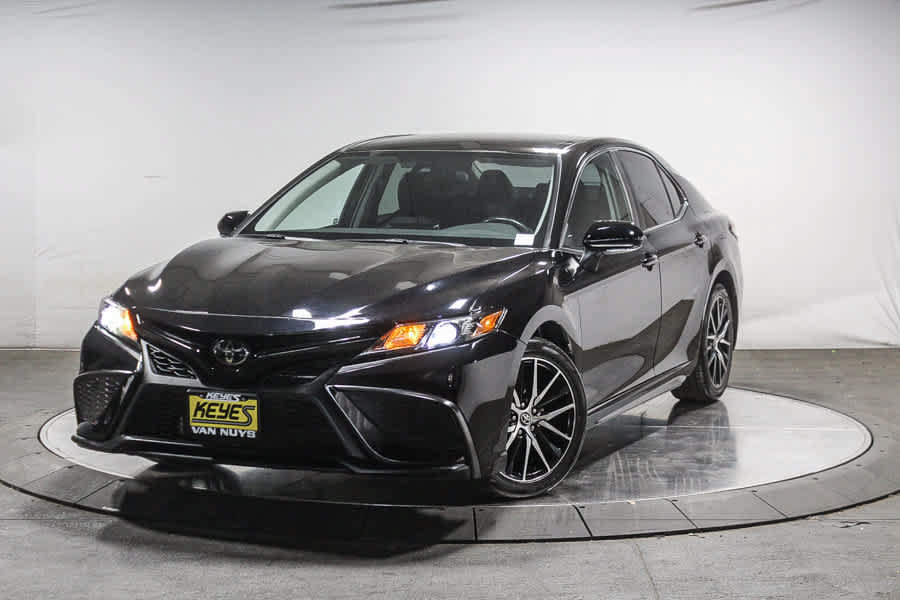 Used 2023 Toyota Camry SE FWD image 1