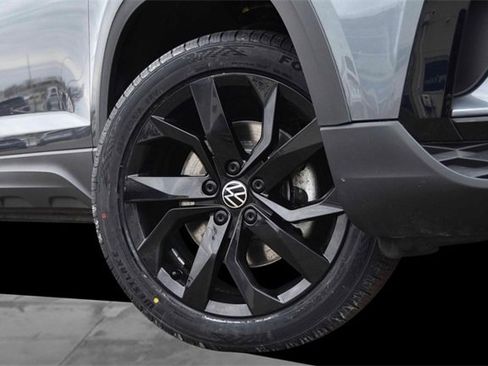 Certified 2022 Volkswagen Taos SE w/ Panoramic Sunroof Package image 3