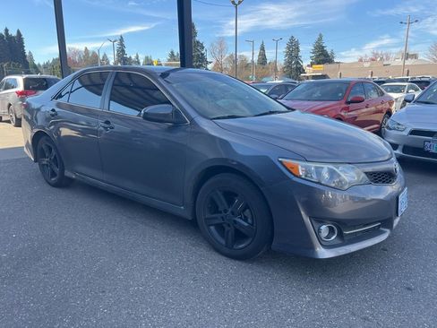 Used 2014 Toyota Camry SE w/ Moonroof Package image 1