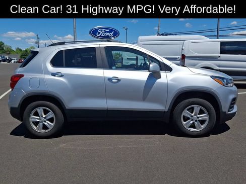 Used 2019 Chevrolet Trax LT w/ LT Convenience Package FWD image 10