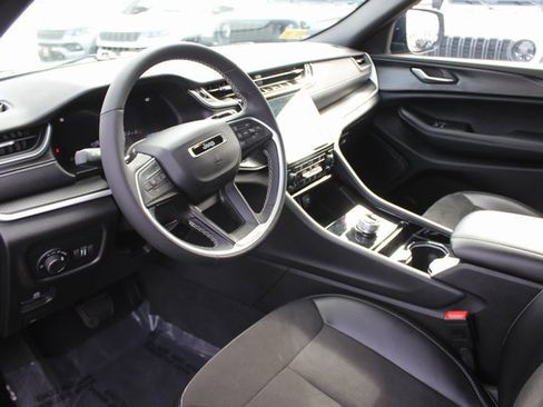 Used 2023 Jeep Grand Cherokee Altitude image 3