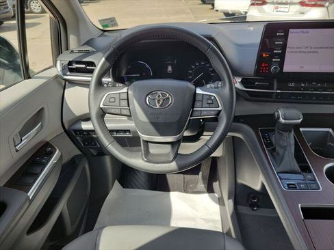 Certified 2023 Toyota Sienna XLE FWD image 21