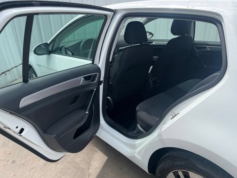 Used 2016 Volkswagen e-Golf SE FWD image 12