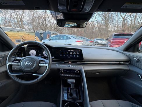 Used 2025 Hyundai Elantra SEL image 32