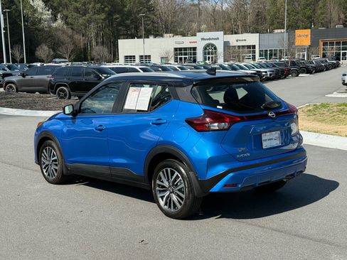 Used 2023 Nissan Kicks SV image 3