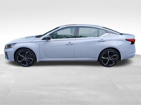 Used 2023 Nissan Altima 2.5 SR w/ SR Premium Package FWD image 5