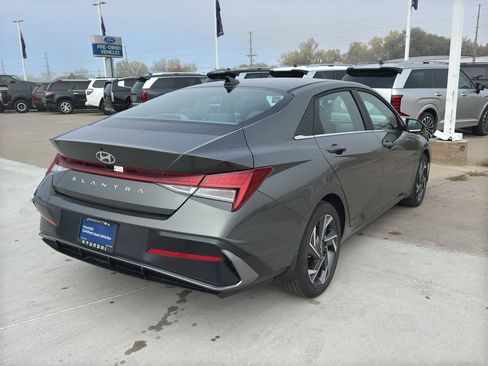 Certified 2024 Hyundai Elantra SEL w/ Convenience Package image 5